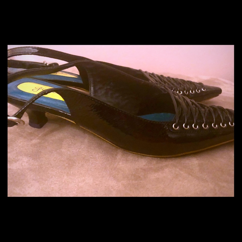 Pointy-toe sling back shoes